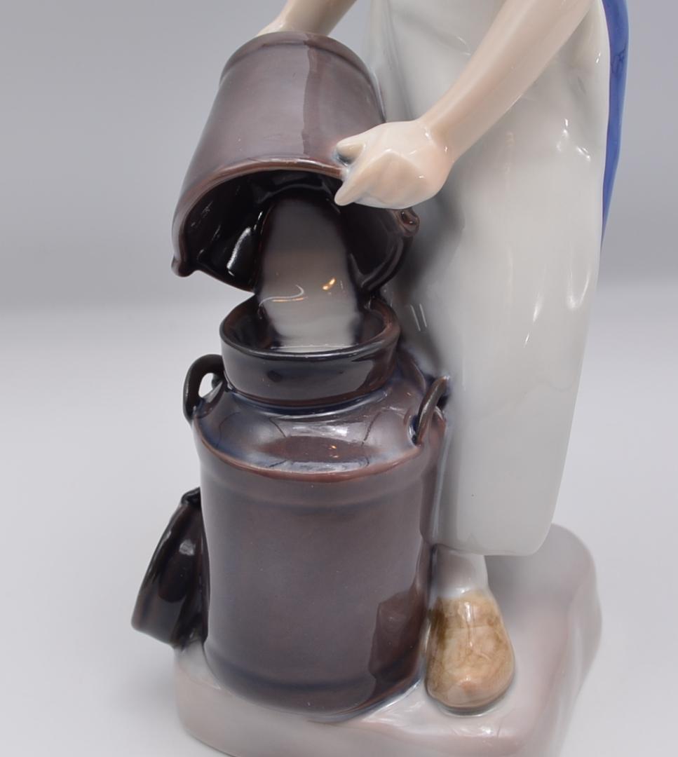 牛乳しぼりの女性　＃2181　★B＆G（ロイヤルコペンハーゲン）　デンマーク