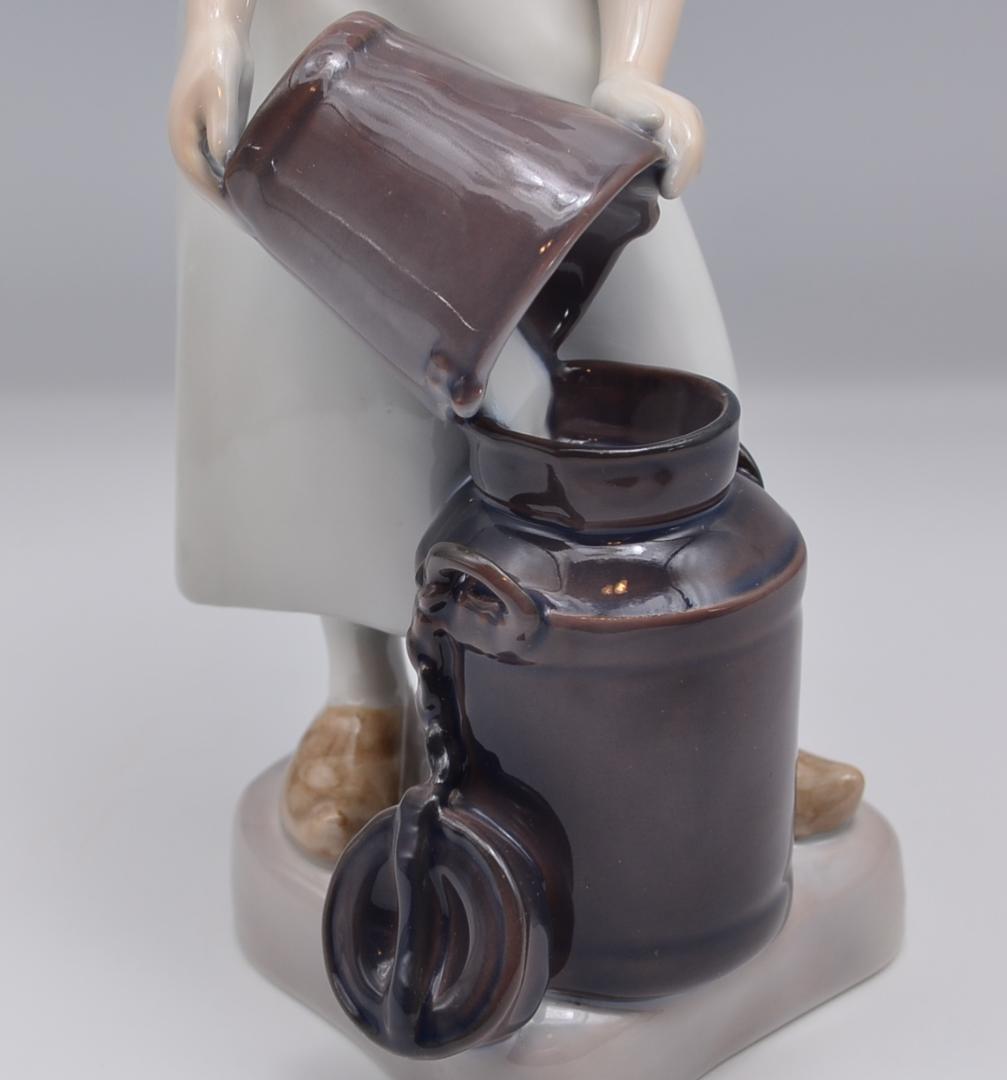 牛乳しぼりの女性　＃2181　★B＆G（ロイヤルコペンハーゲン）　デンマーク