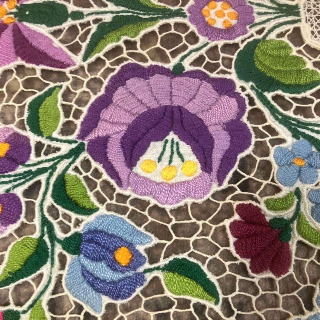 ハンガリーカロチャ刺繍が施されたテーブルランナー