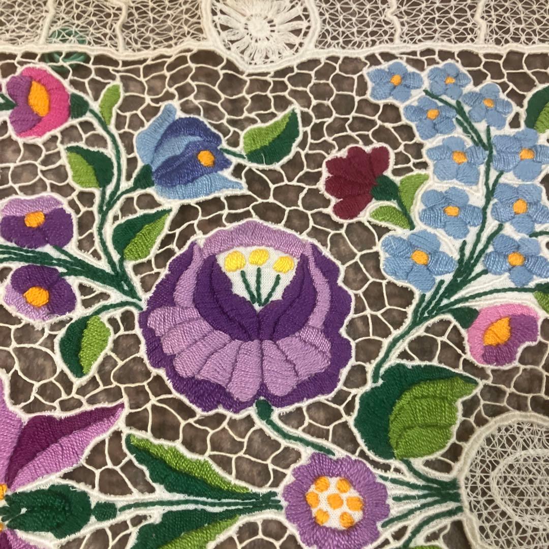 ハンガリーカロチャ刺繍が施されたテーブルランナー
