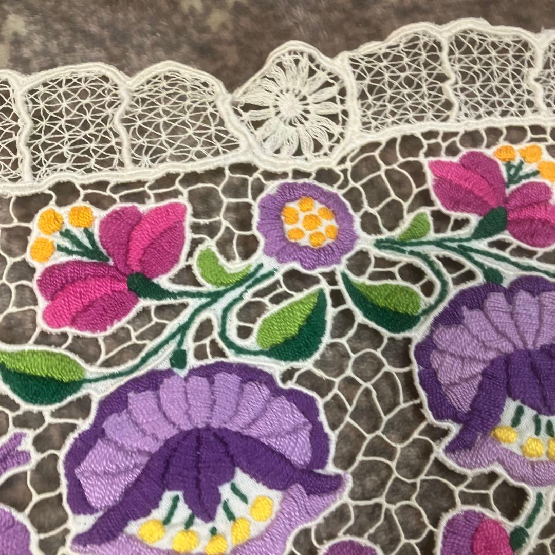 ハンガリーカロチャ刺繍が施されたテーブルランナー
