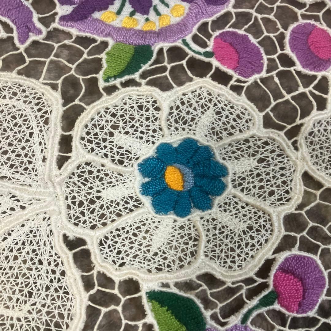 ハンガリーカロチャ刺繍が施されたテーブルランナー