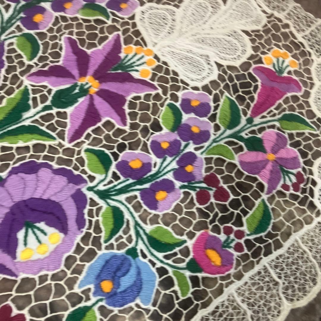 ハンガリーカロチャ刺繍が施されたテーブルランナー
