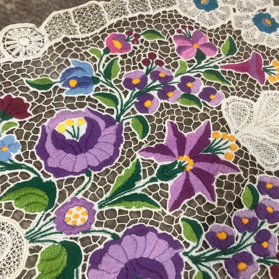 ハンガリーカロチャ刺繍が施されたテーブルランナー