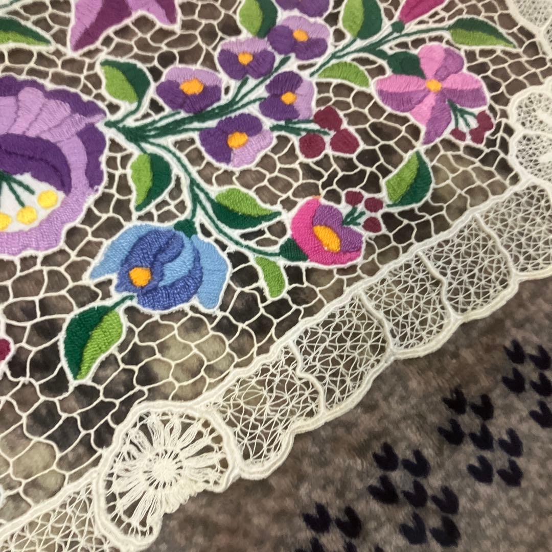 ハンガリーカロチャ刺繍が施されたテーブルランナー