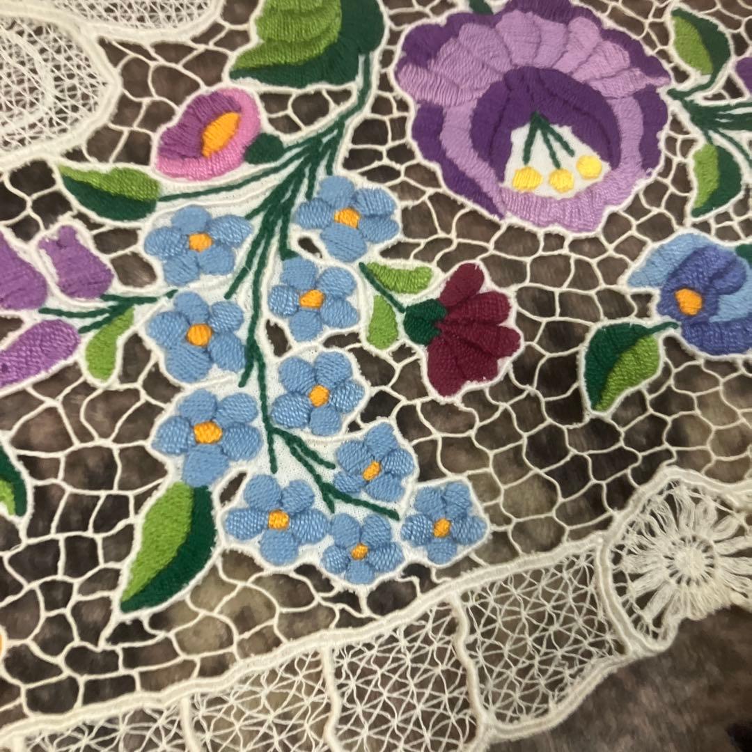 ハンガリーカロチャ刺繍が施されたテーブルランナー