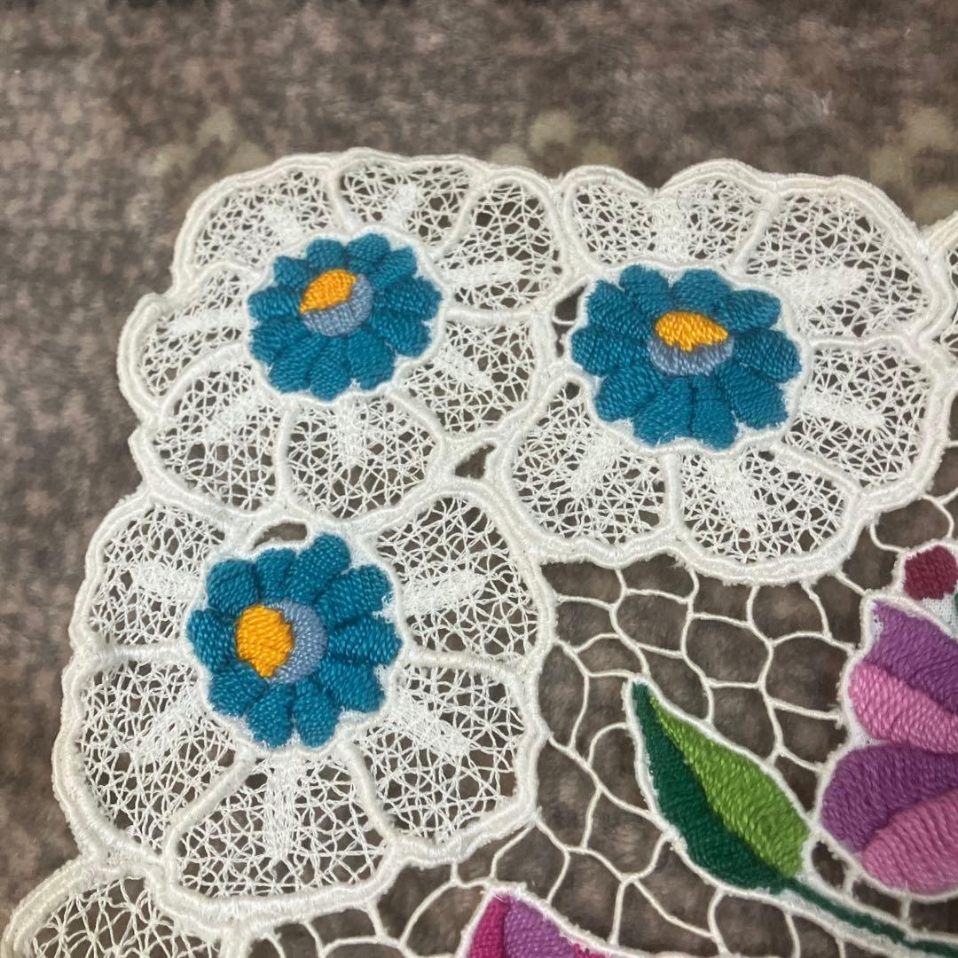 ハンガリーカロチャ刺繍が施されたテーブルランナー