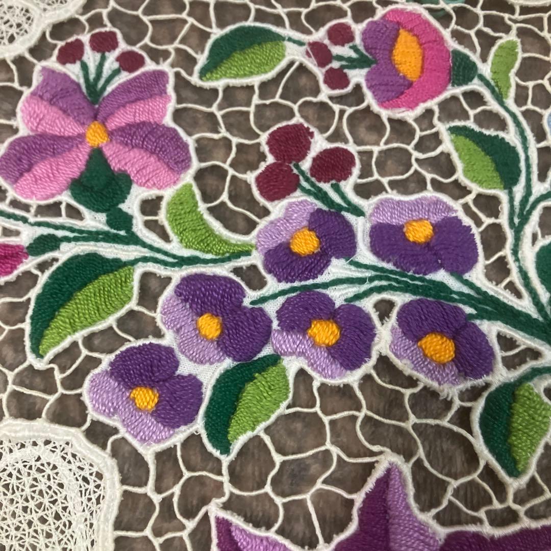 ハンガリーカロチャ刺繍が施されたテーブルランナー