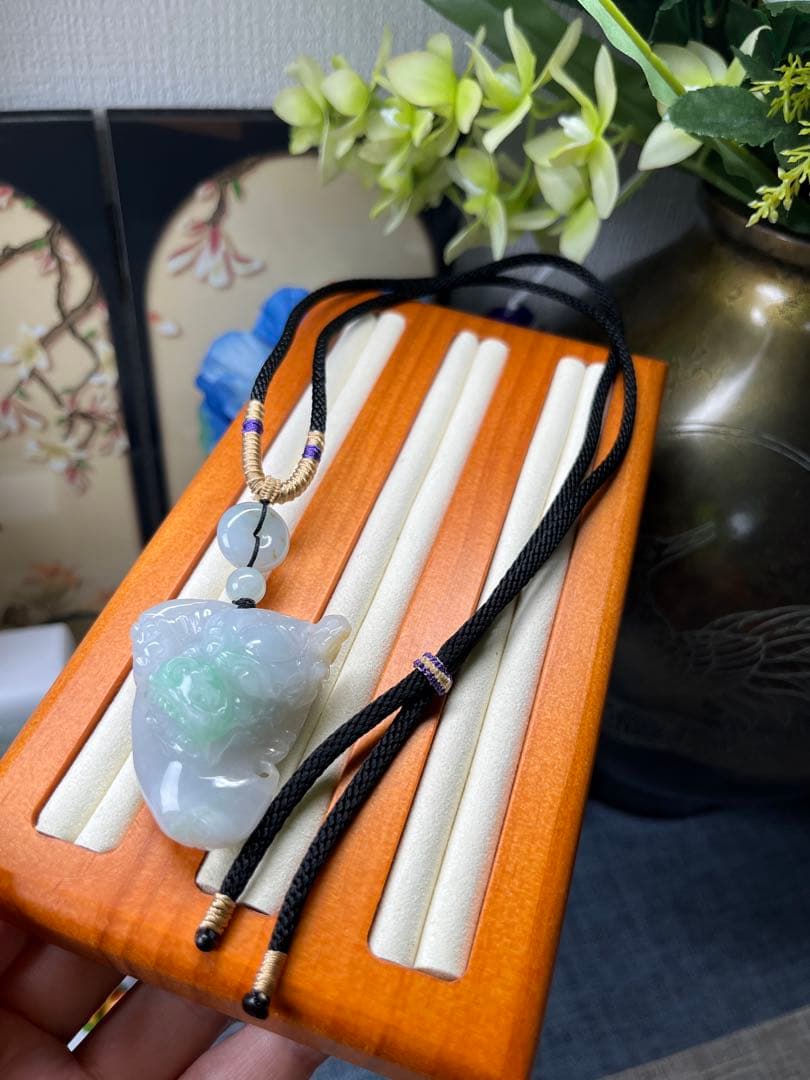 新入荷‼️御守り❣️天然A貨翡翠　希少の3色翡翠、開運龍神様の頭　鑑定書付き