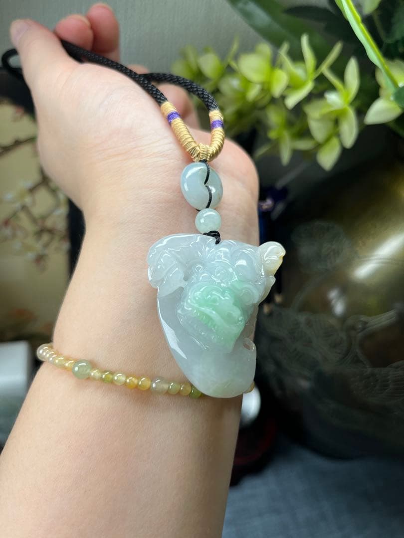 新入荷‼️御守り❣️天然A貨翡翠　希少の3色翡翠、開運龍神様の頭　鑑定書付き