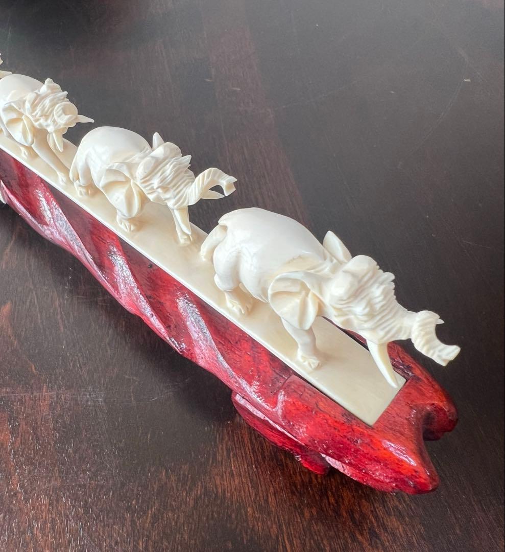 連なる7匹の象の彫刻　台付置物