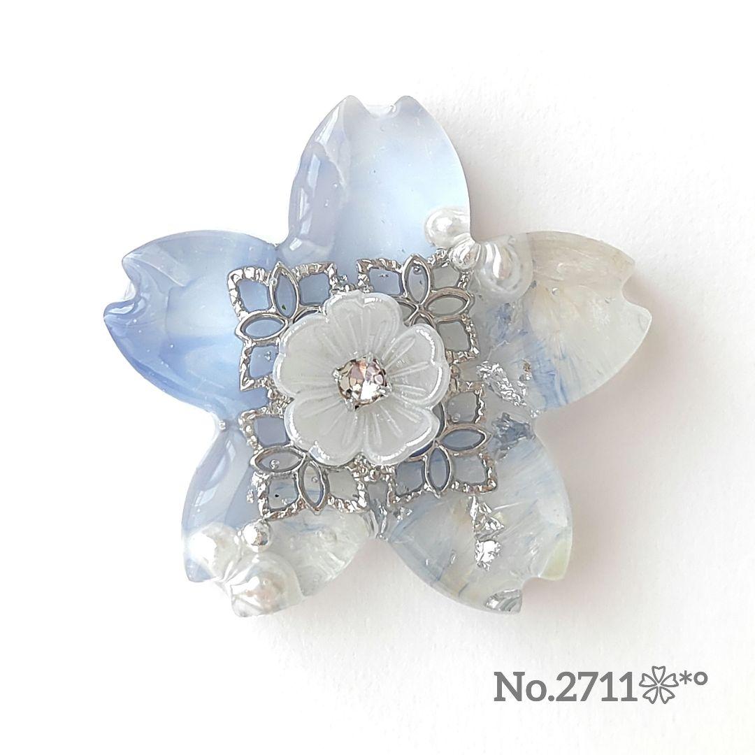 《No.2711❀》ハンドメイド　レジンヘアゴム　ホワイトブルー　スターチス　桜