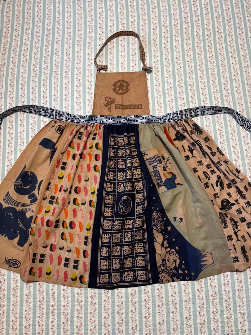 1092 胸当て付エプロン　魚　手ぬぐい　リメイク　handmade 着物