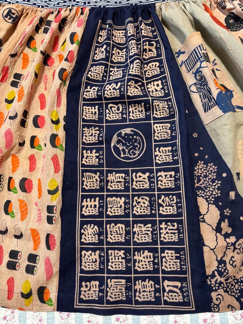 1092 胸当て付エプロン　魚　手ぬぐい　リメイク　handmade 着物