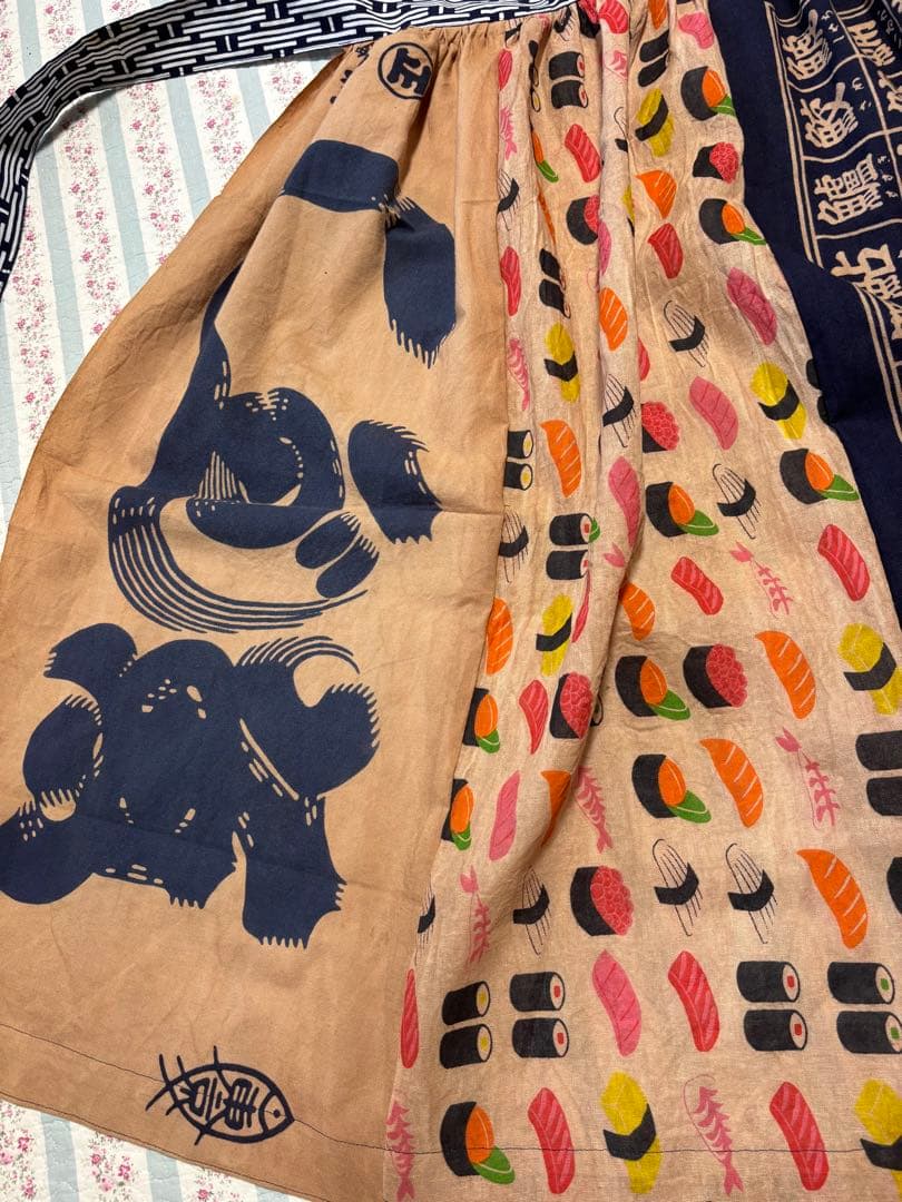 1092 胸当て付エプロン　魚　手ぬぐい　リメイク　handmade 着物