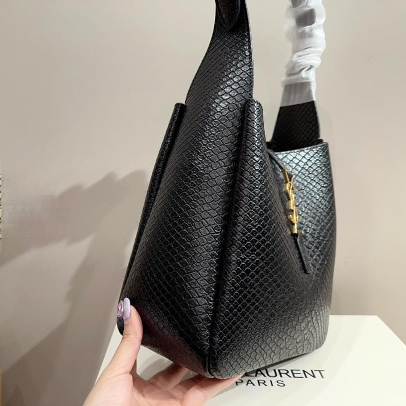 YSL ブラックショルダーバッグ