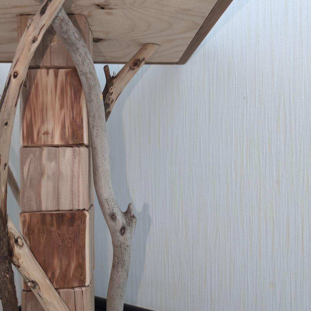 木と流木。カラフルデザインタイル　ローサイドテーブル。