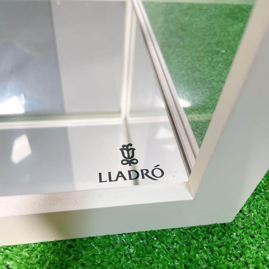 リヤドロ　ガラスケース　LLADRO 枠:ホワイト　台座:木目
