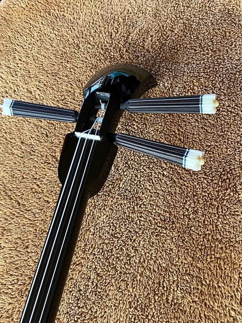 沖縄三線最高峰八重山黒木与那城型本皮一枚張りスンチ塗りの出品です♪