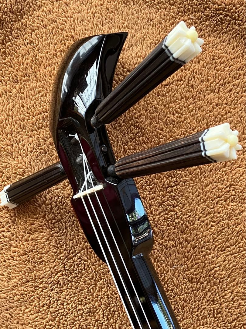 沖縄三線最高峰八重山黒木与那城型本皮一枚張りスンチ塗りの出品です♪