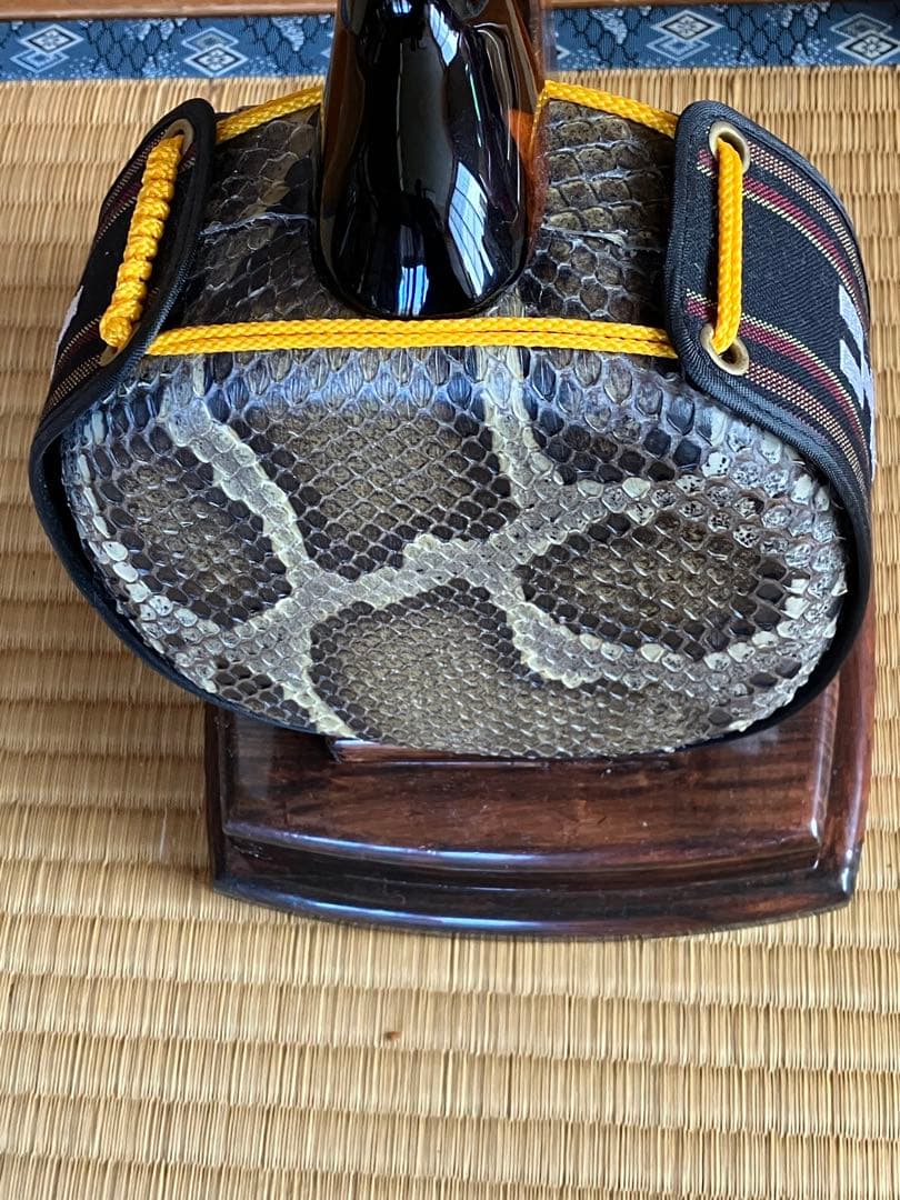 沖縄三線最高峰八重山黒木与那城型本皮一枚張りスンチ塗りの出品です♪