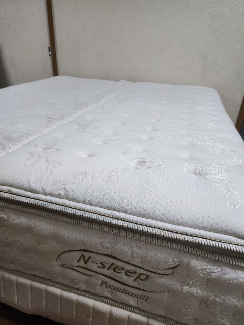 キングサイズベッド、マットレス 2 枚。