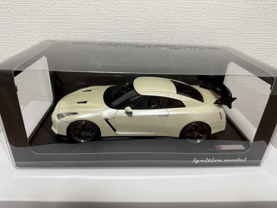 Nissan GT-R 1/43 スケール ホワイト