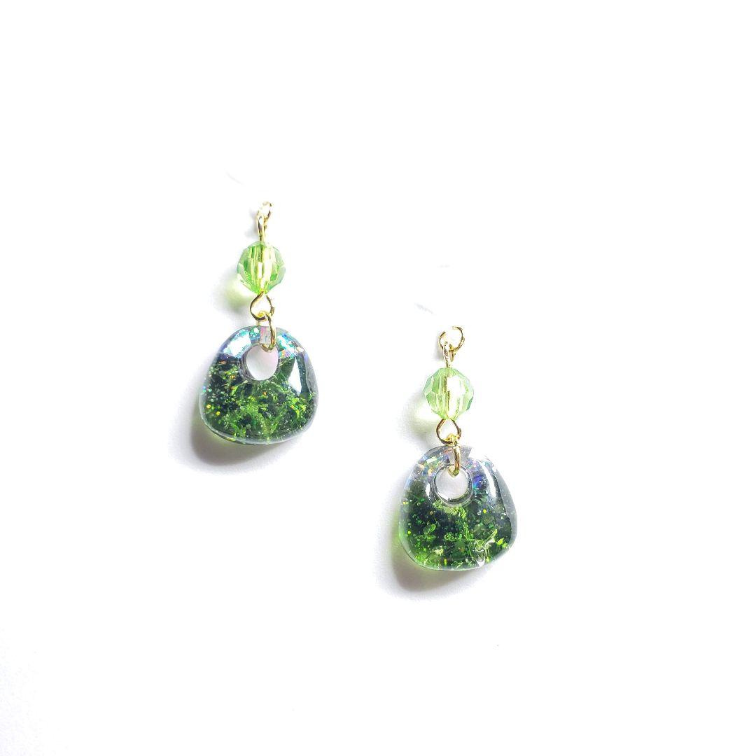 No.608-C　琉球ガラス♡ブラックラメ☆ピアス・イヤリング(グリーン)