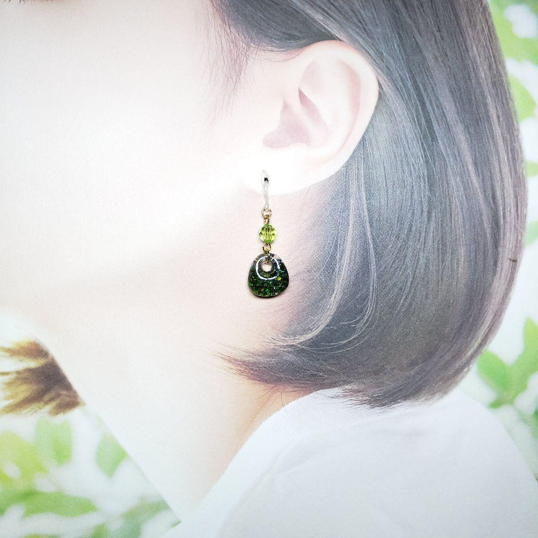 No.608-C　琉球ガラス♡ブラックラメ☆ピアス・イヤリング(グリーン)