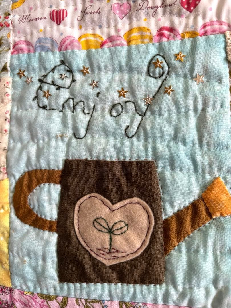 パッチワーク　キルト　タペストリー　刺繍　アップリケ