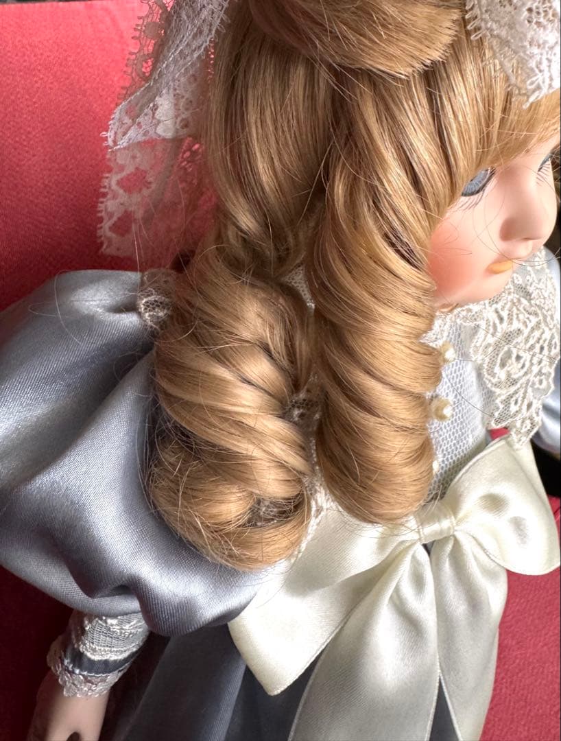 パリのLa Pelucherie（ラ・プルシュリー）のヴィンテージ　ビスクドール