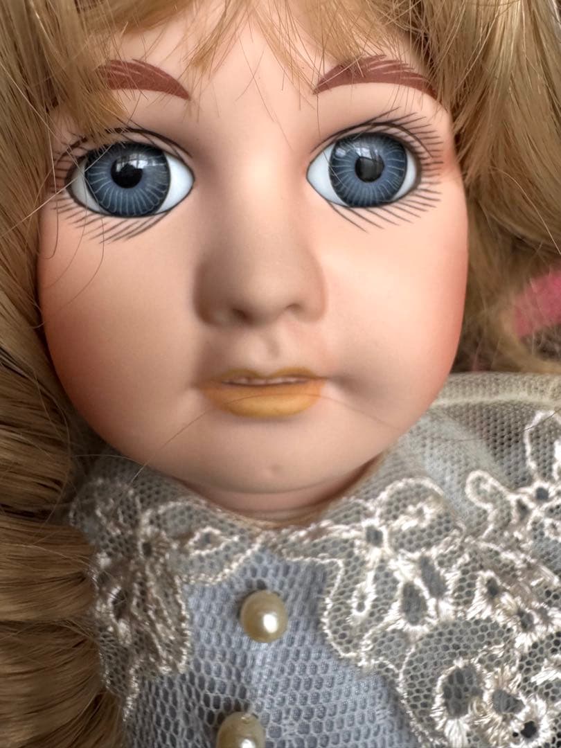 パリのLa Pelucherie（ラ・プルシュリー）のヴィンテージ　ビスクドール