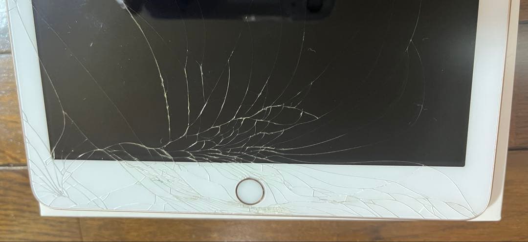 iPad ゴールド 画面割れ　6世代　Wi-Fi + Cellular 動作正常