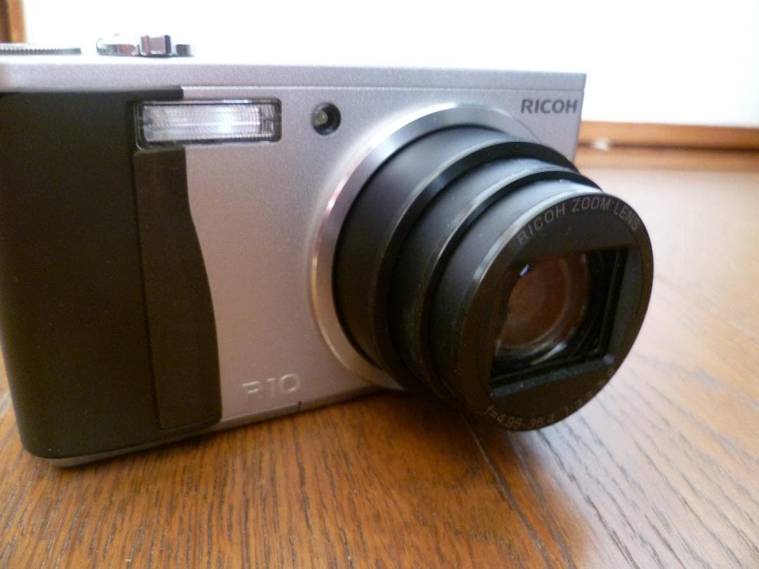 ★RICOH リコー R10 コンパクトデジタルカメラ★