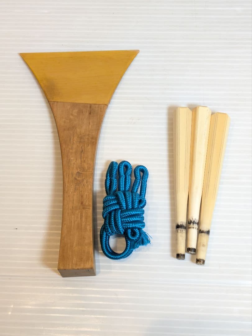 三味線　細棹　棹 幅2.5cm　破れ有　棹分割式