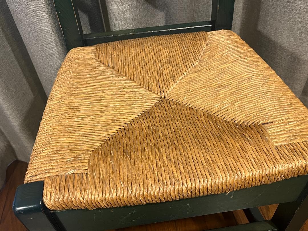 深緑色のラッシチェア　木製椅子　グリーン