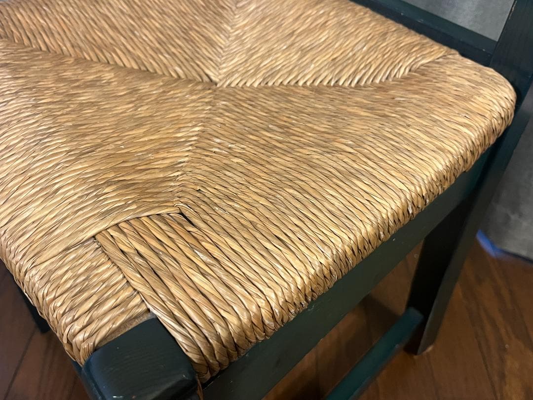 深緑色のラッシチェア　木製椅子　グリーン