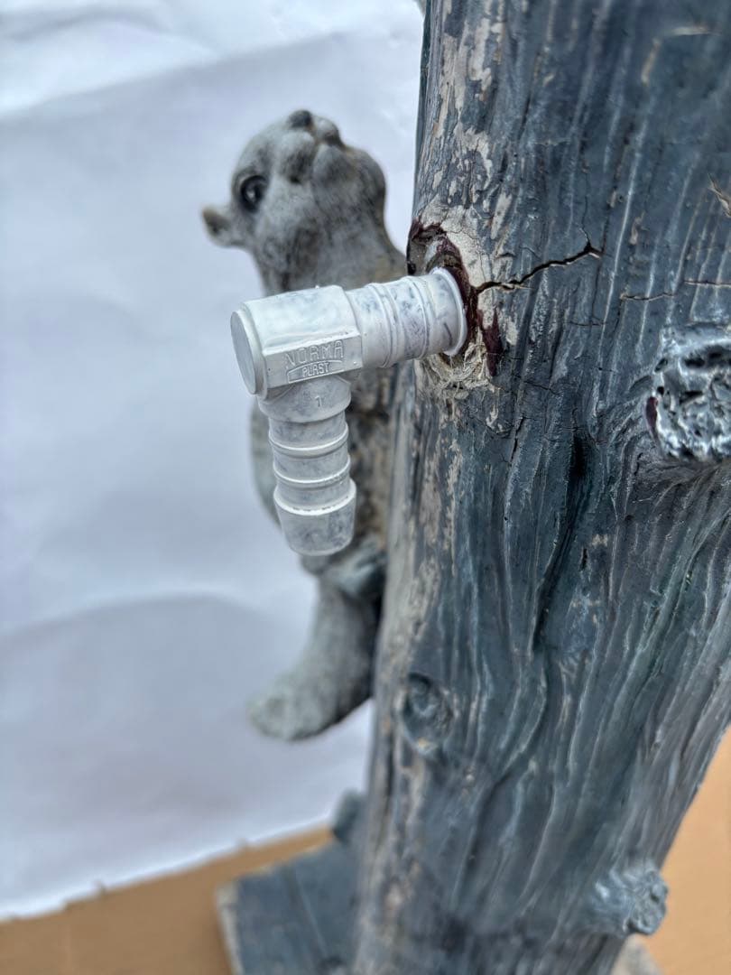 アンティークな可愛いリスの彫刻が特徴的な樹脂製柱ガ-デン雑貨リスのオーナメント