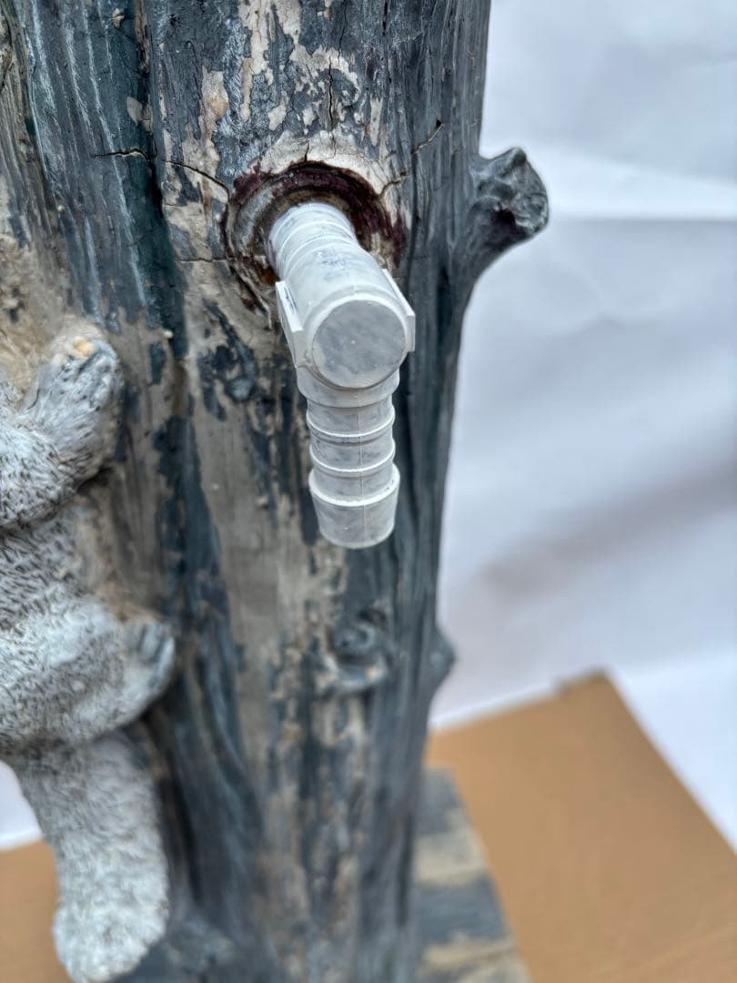 アンティークな可愛いリスの彫刻が特徴的な樹脂製柱ガ-デン雑貨リスのオーナメント