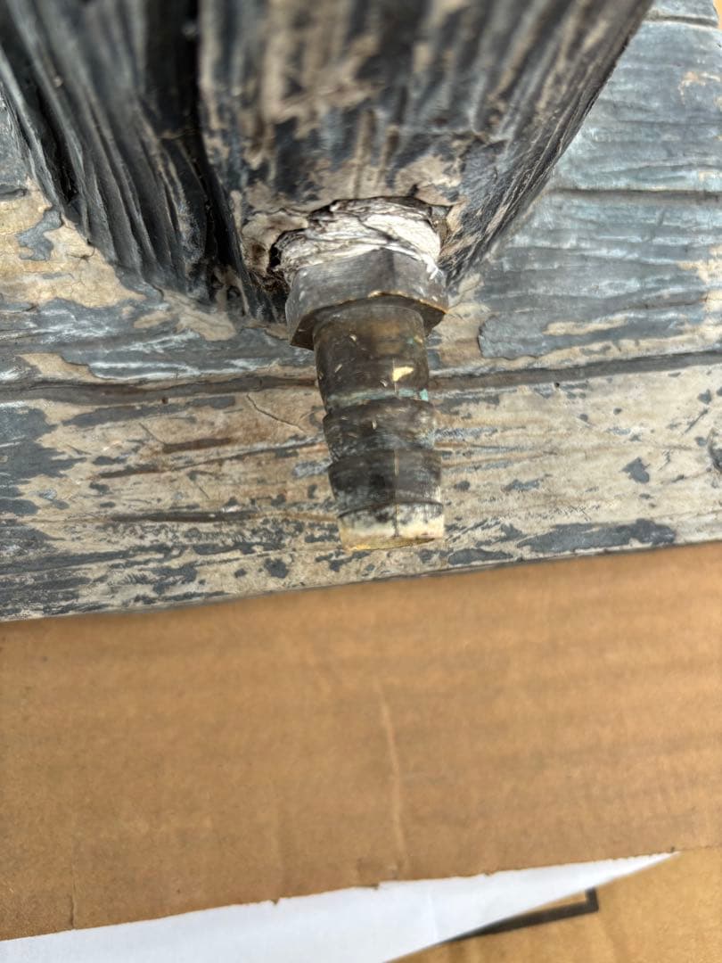 アンティークな可愛いリスの彫刻が特徴的な樹脂製柱ガ-デン雑貨リスのオーナメント