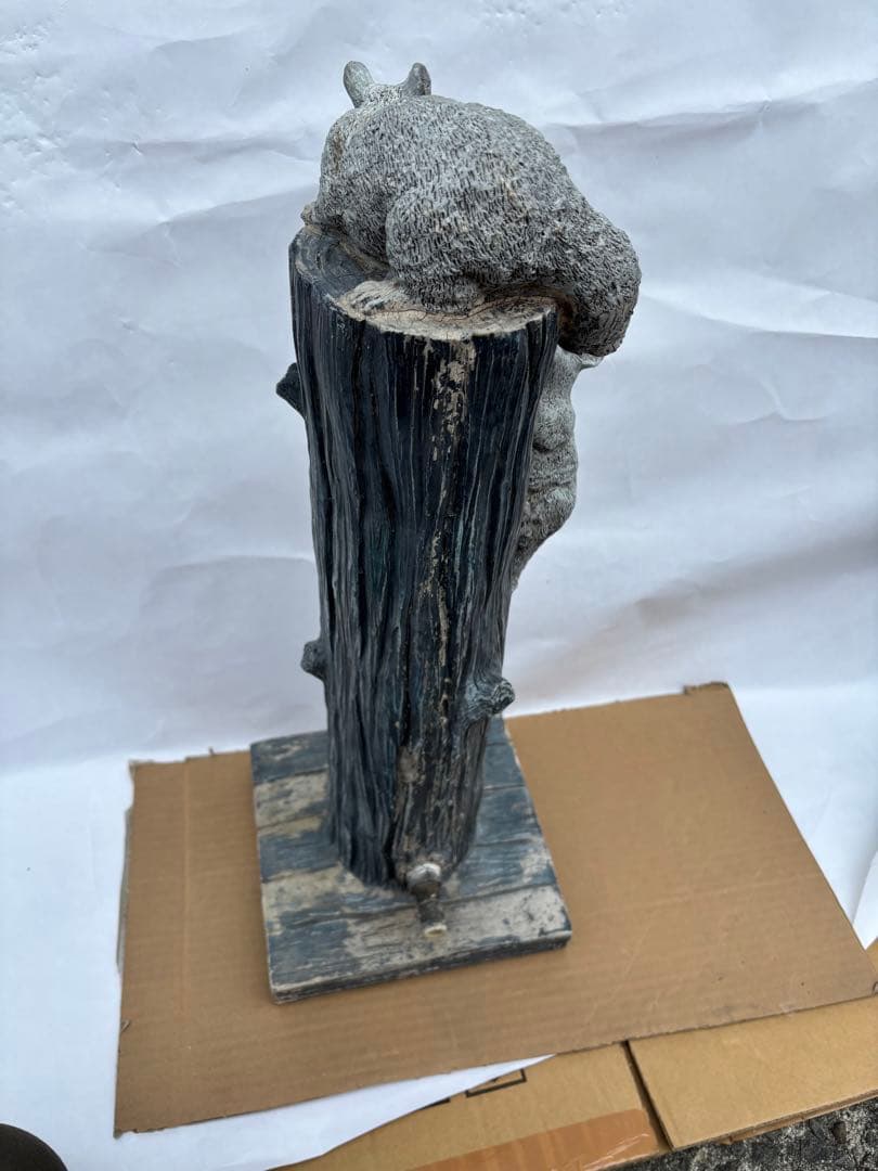 アンティークな可愛いリスの彫刻が特徴的な樹脂製柱ガ-デン雑貨リスのオーナメント