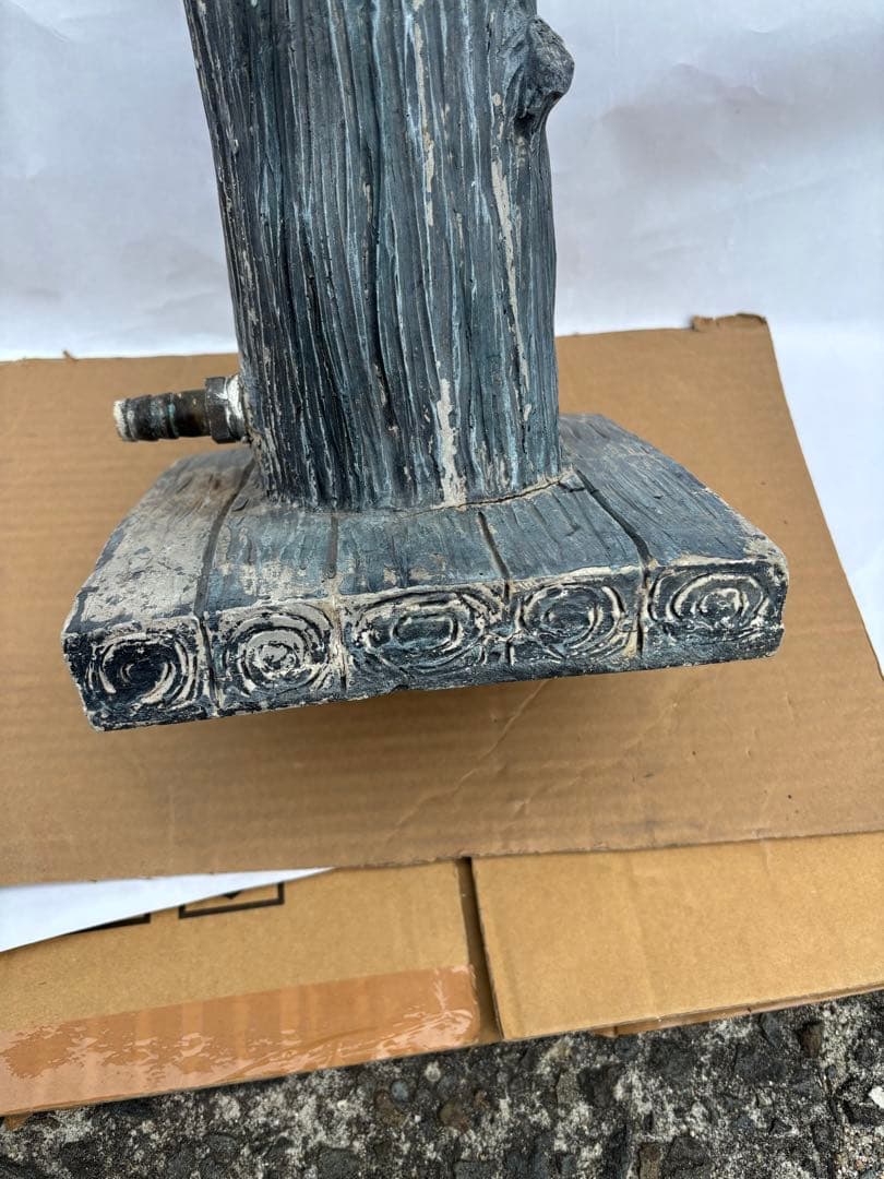 アンティークな可愛いリスの彫刻が特徴的な樹脂製柱ガ-デン雑貨リスのオーナメント