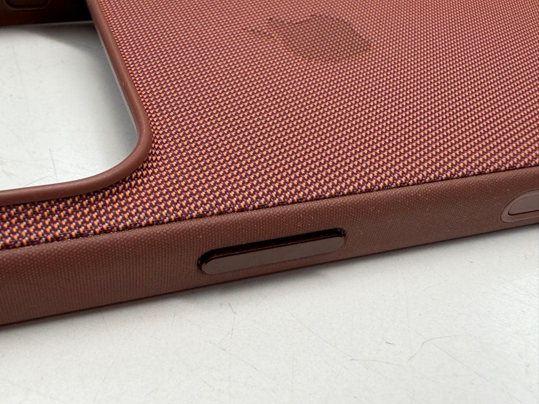 iPhone 17 Pro テックウーブン　純正ケース　ブラウン
