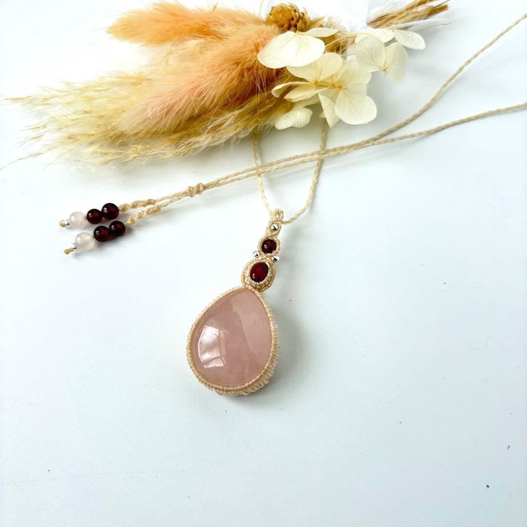 ローズクオーツ×2種のガーネットのシンプルなマクラメネックレス