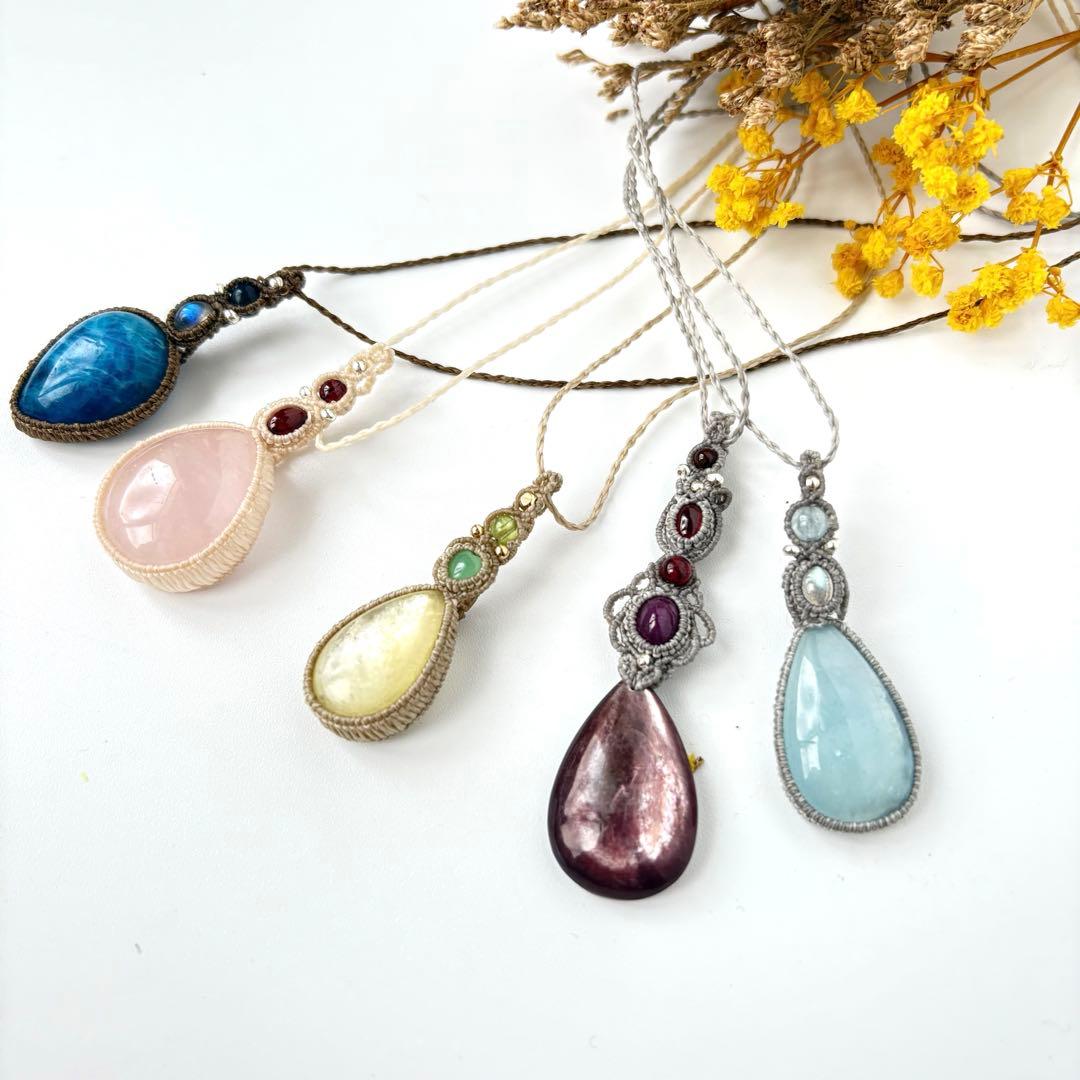 ローズクオーツ×2種のガーネットのシンプルなマクラメネックレス