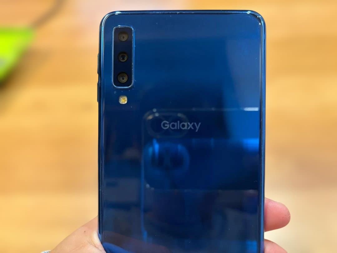Galaxy A7 本体 充電器付き