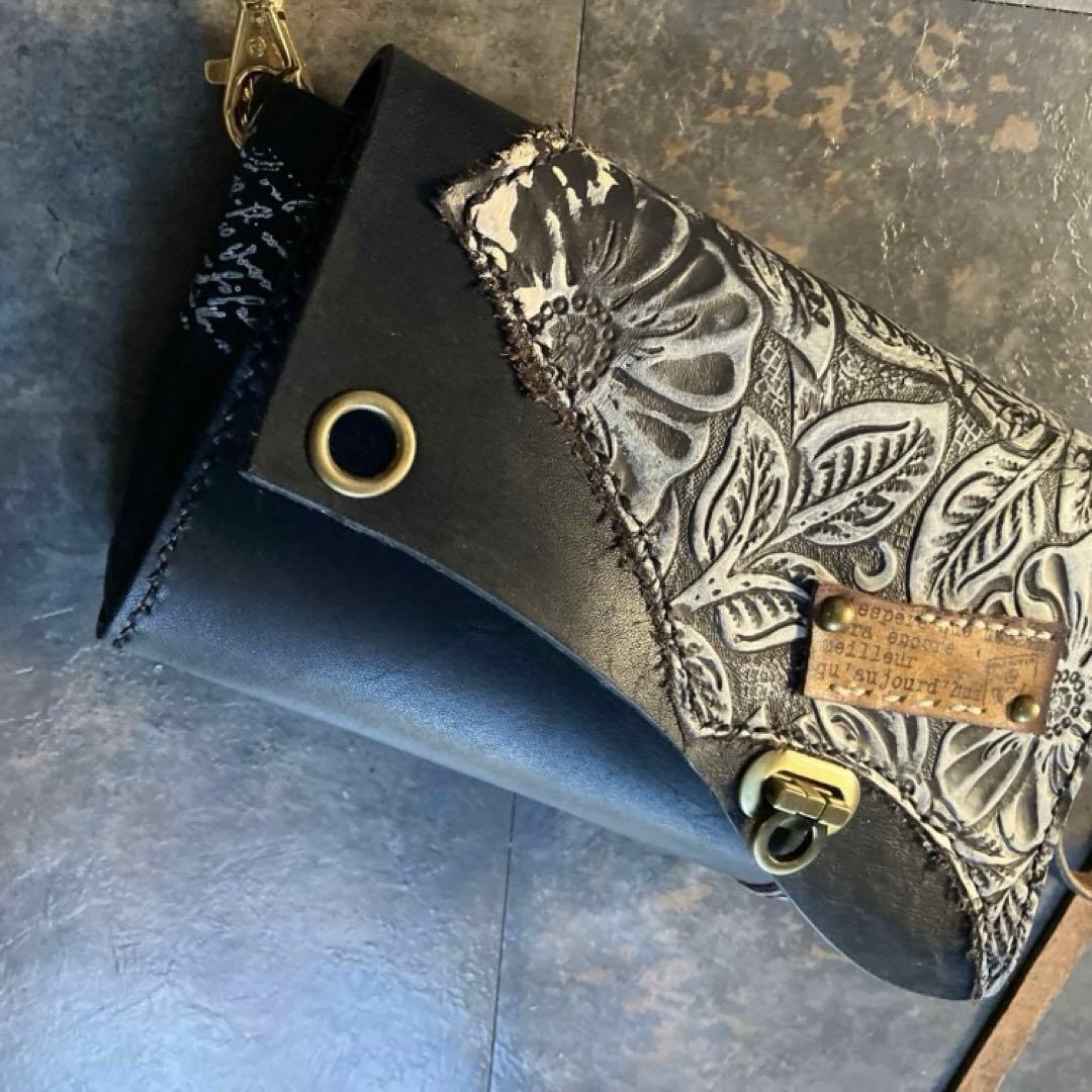 本革☆レザーポシェット　ショルダーバッグ　アンティーク調ブラック　花柄