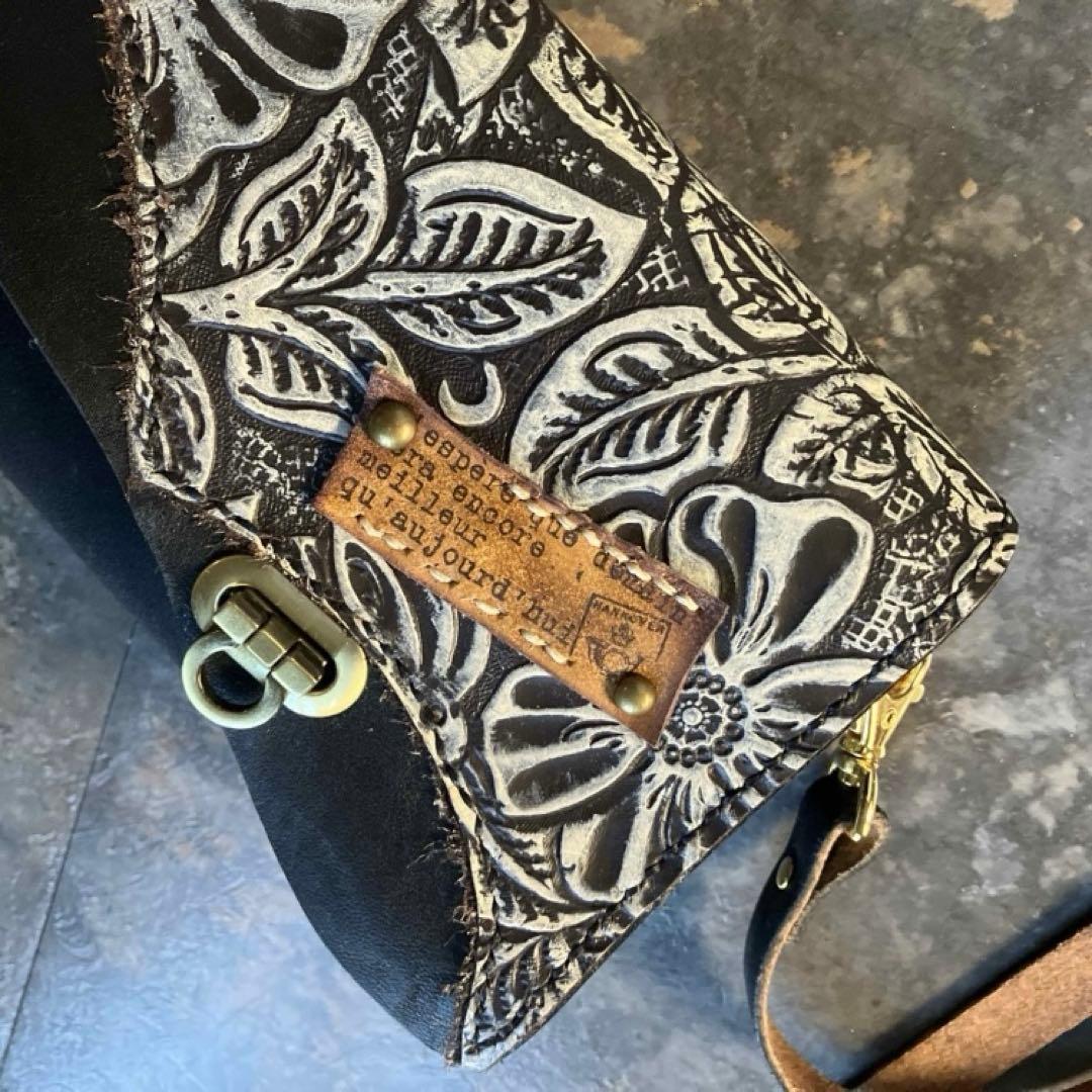 本革☆レザーポシェット　ショルダーバッグ　アンティーク調ブラック　花柄