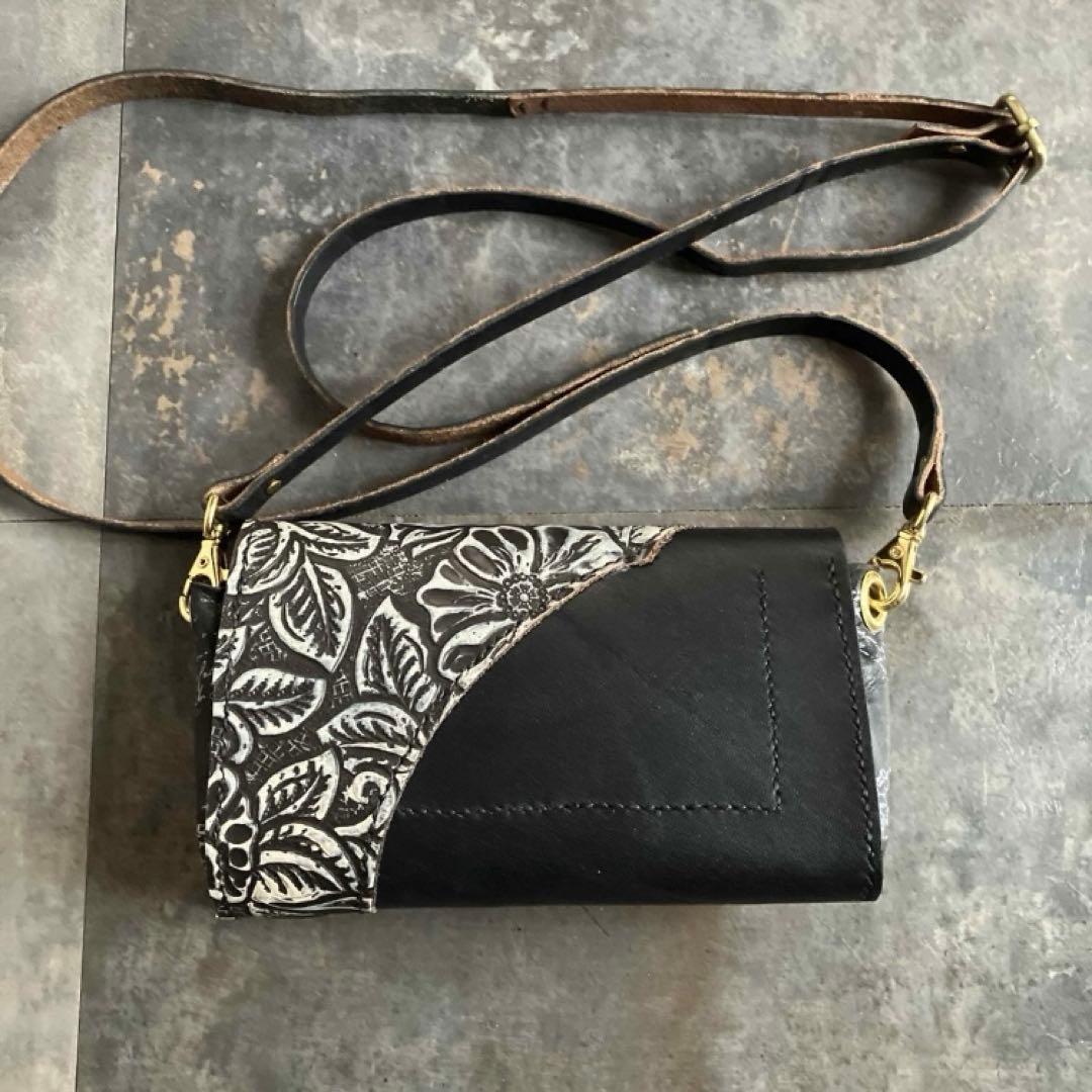 本革☆レザーポシェット　ショルダーバッグ　アンティーク調ブラック　花柄
