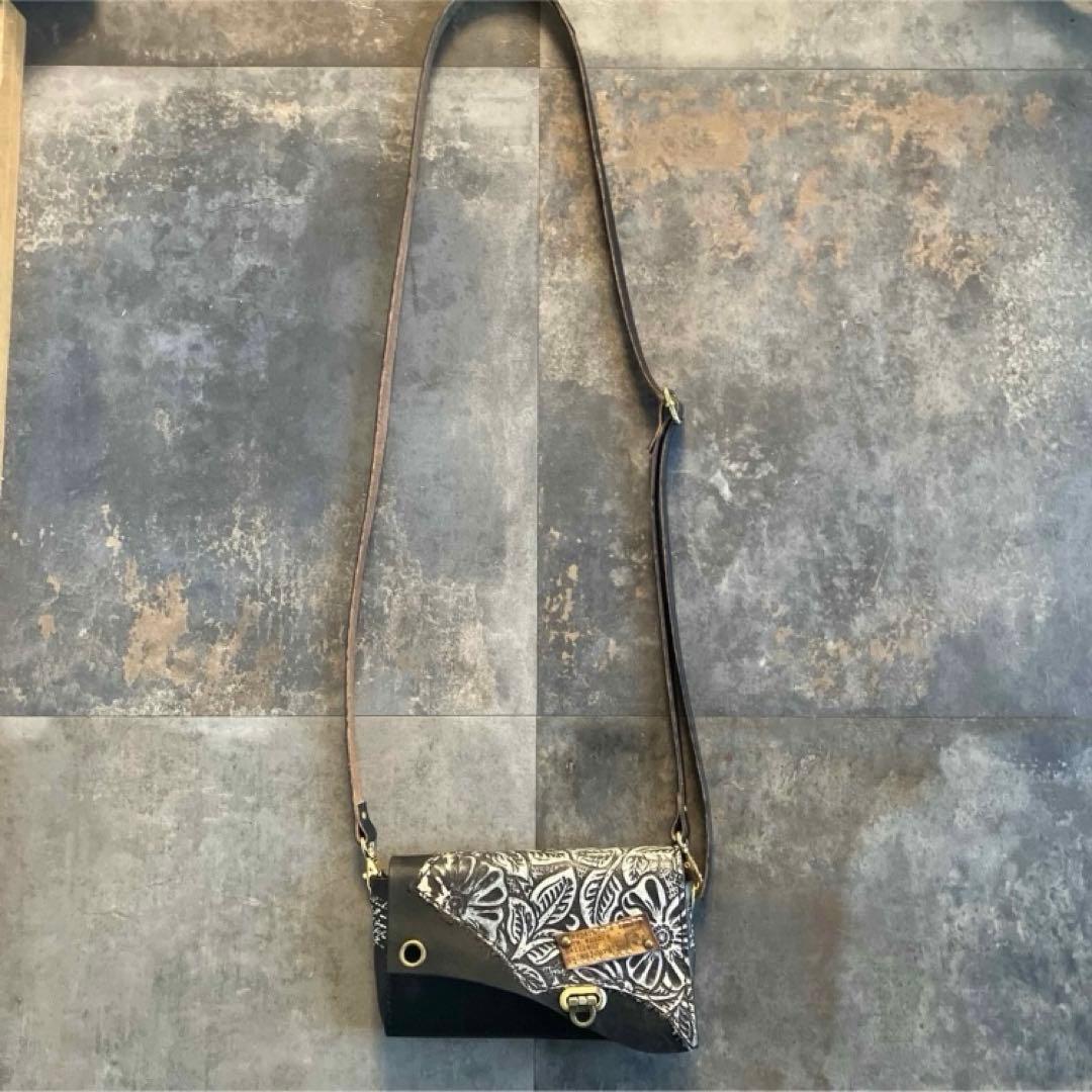 本革☆レザーポシェット　ショルダーバッグ　アンティーク調ブラック　花柄